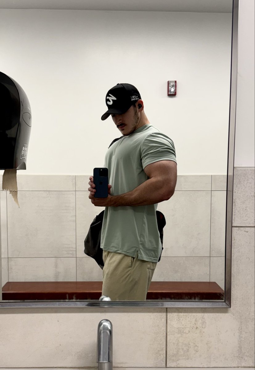 Classic gym bathroom pic…

Finally back in the gym after being sick, deadlines, and travel recently. Time to make some gains!