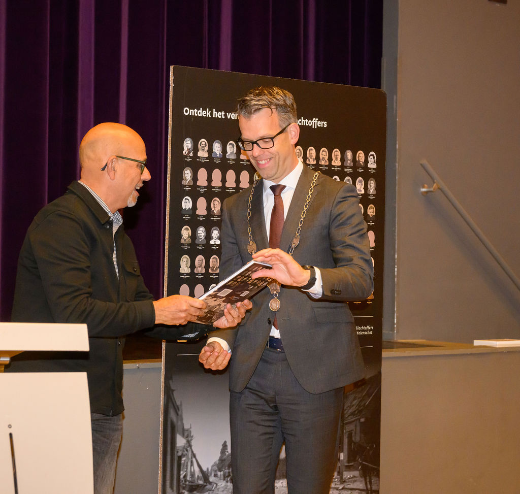 Ook vond de presentatie plaats van het boek ‘Wat is een oorlog wreed en hard’, met alle verhalen van de oorlogsslachtoffers uit de 4 dorpen. Na een korte toespraak van Kees van der Heijden, één van de vier schrijvers, kregen burg. Alssema en weth. Doremalen een exemplaar.