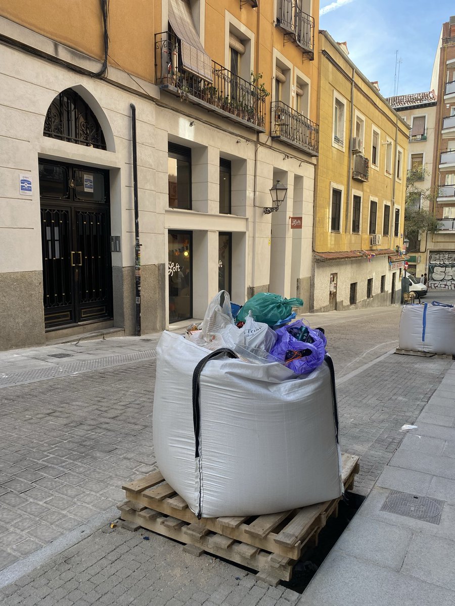 Una pregunta, <a href="/MADRID/">Ayuntamiento Madrid</a> . Cuándo váis a poner los árboles y papeleras, que estoy la verdad cansada de encontrarme esta guarrada al salir de mi portal? <a href="/Lineamadrid/">Línea Madrid</a>