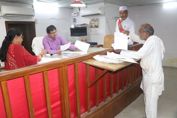 चम्बल कमिश्नर ने जनसुनवाई में 07 आवेदनकर्ताओं को सुना
-
चम्बल कमिश्नर ने उन आवेदनों को पंजी करने के उपरांत संबंधित विभागों को भेजने के निर्देश दिये। साथ ही कई अधिकारियों को दूरभाष पर भी आवेदनों का निराकरण करने के निर्देश दिये।
-
facebook.com/commissionerch…