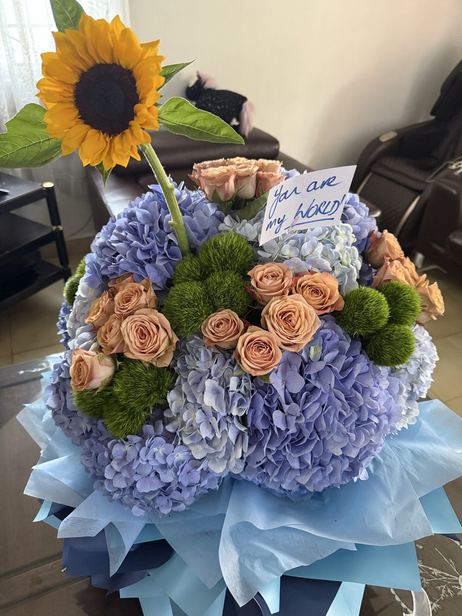 ivylimcc's tweet image. A massive bouquet to represent the world
Love the colour and different flowers combo

#creativearrangement
#thankfulforthelove