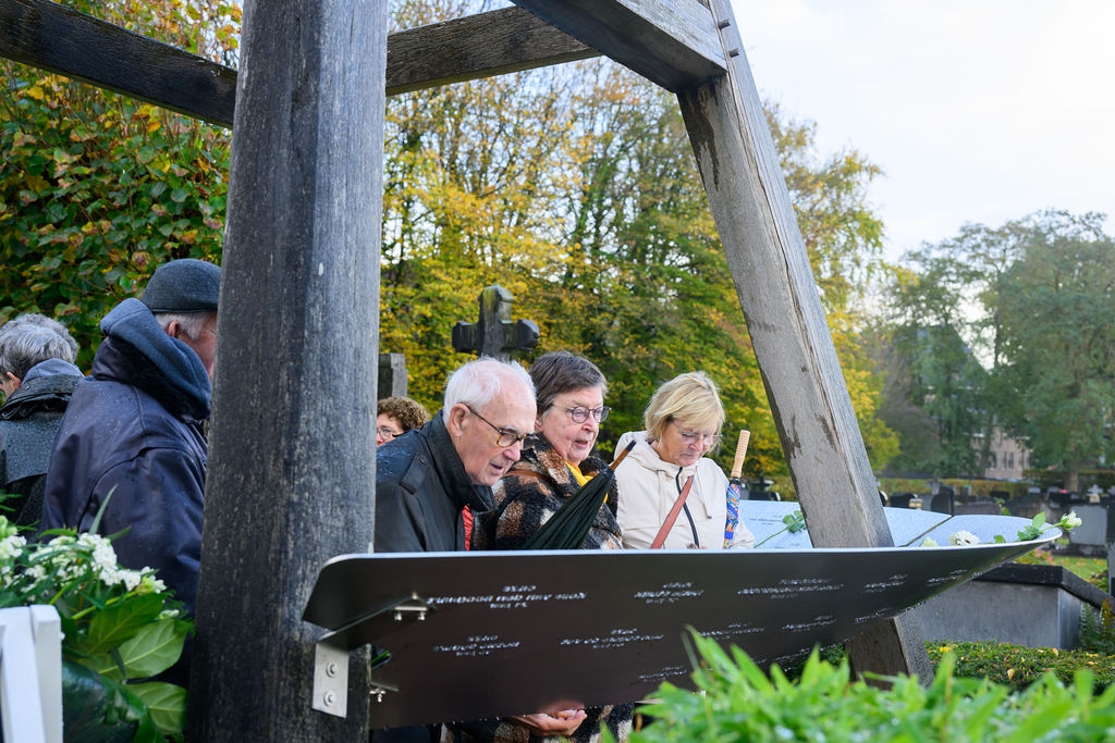 Onder grote belangstelling heeft burg. Derk Alssema samen met vier nabestaanden het nieuwe oorlogsmonument onthuld op het kerkhof in Gilze. Het monument, een ontwerp van Carla van den Ouweland, brengt voor het eerst de 88 namen van alle oorlogsslachtoffers uit de gemeente samen.