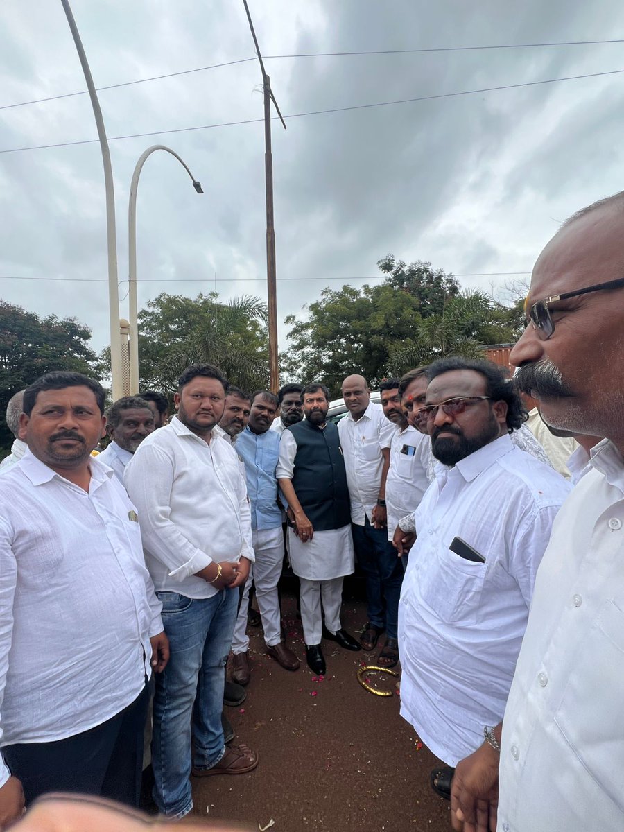 SaleemAhmadINC's tweet photo. ಇಂದು ಬೀದರ್ ಜಿಲ್ಲೆಯ ಬಸವಕಲ್ಯಾಣದಲ್ಲಿ ಪಕ್ಷದ ಮುಖಂಡರುಗಳು ಹಾಗೂ ಹಿತೈಷಿಗಳು ಭೇಟಿ ಮಾಡಿ ಸ್ವಾಗತಿಸಿದರು.

#beedar #Basavakalyan https://t.co/NDb5eV8Hyc