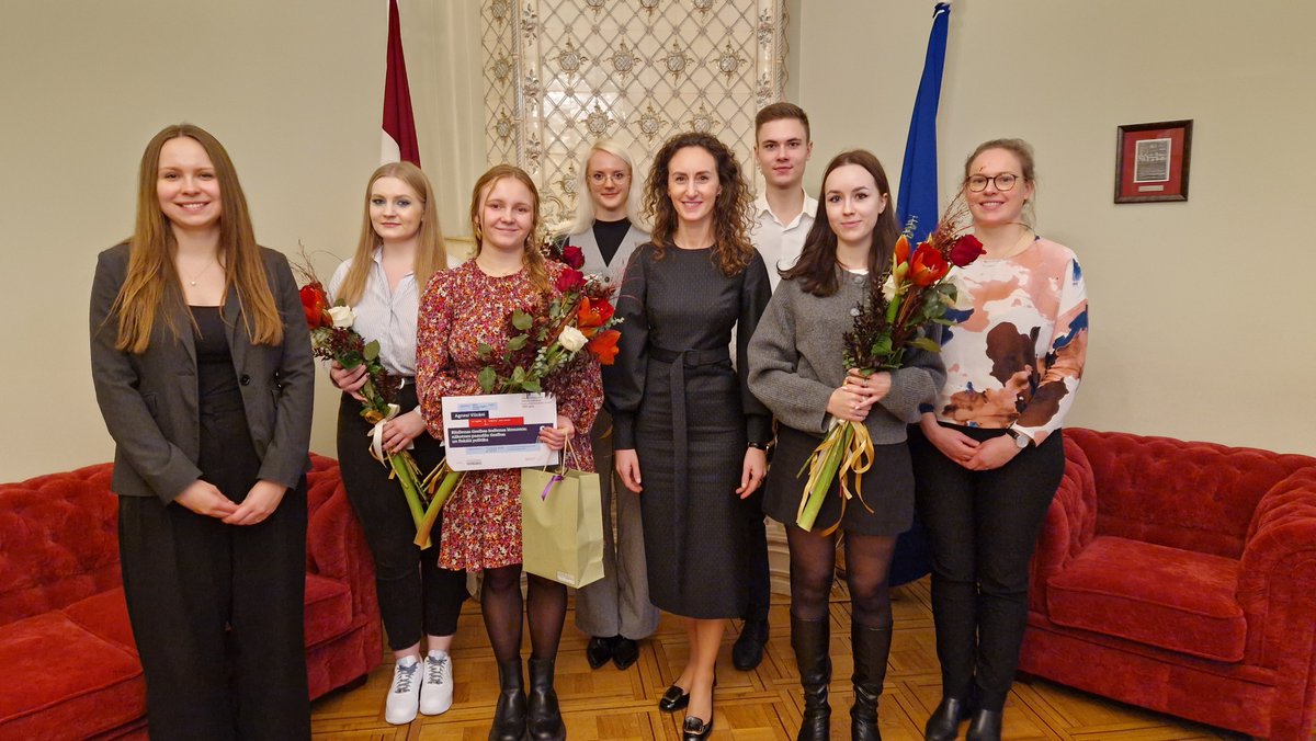 🏆 Otrdien, 28. oktobrī, tiesībsardze Karina Palkova, biedrības <a href="/BHRS_LV/">Baltic Human Rights Society</a>  tieslietu direktore Arina Melse un portāla <a href="/cilvektiesibas/">cilvēktiesības.info</a> galvenā redaktore Ieva Šņepste sveica rakstu konkursa “Ļauj cilvēktiesībām runāt!” laureātus.
👉 Plašāk mūsu mājaslapā: tiesibsargs.lv/news/suminati-…