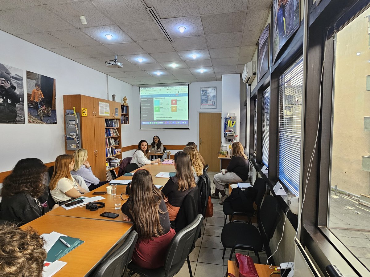 CHRIN_Nis's tweet photo. Uz podršku iskusnih novinara i fekt - čeking stručnjaka, učili su kako da koriste profesionalne alatke za proveru činjenica, kako da razlikuju pouzdane od nekredibilnih izvora, kao i kako da razreše etičke dileme koje savremeno novinarstvo donosi. https://t.co/NgfLDEabcy