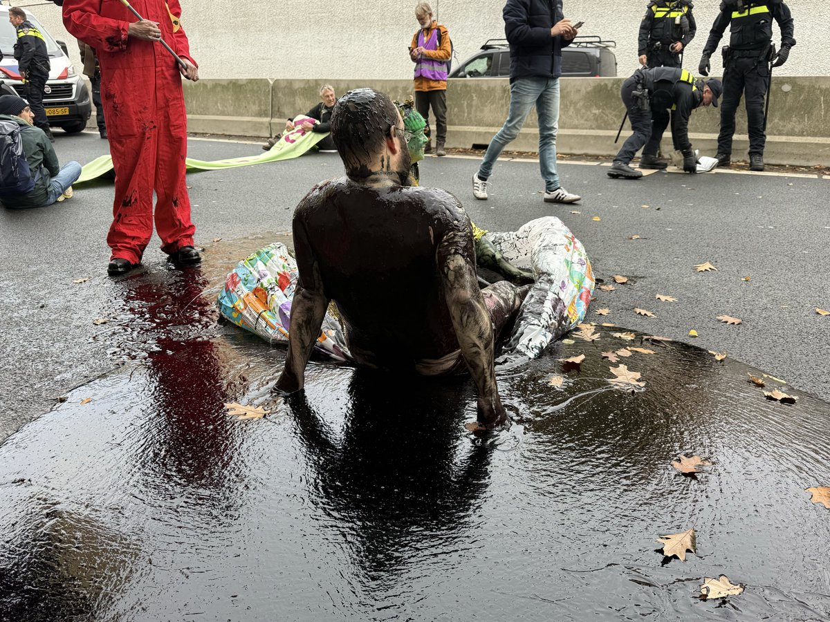 WurfTwain's tweet image. Het badje met olie is leeggelopen. Rillend van de kou proberen hun punt kracht bij te zetten maar of het effect heeft laat zich raden. #extinctionrebellion #A12 #denhaag #blokkade #XR