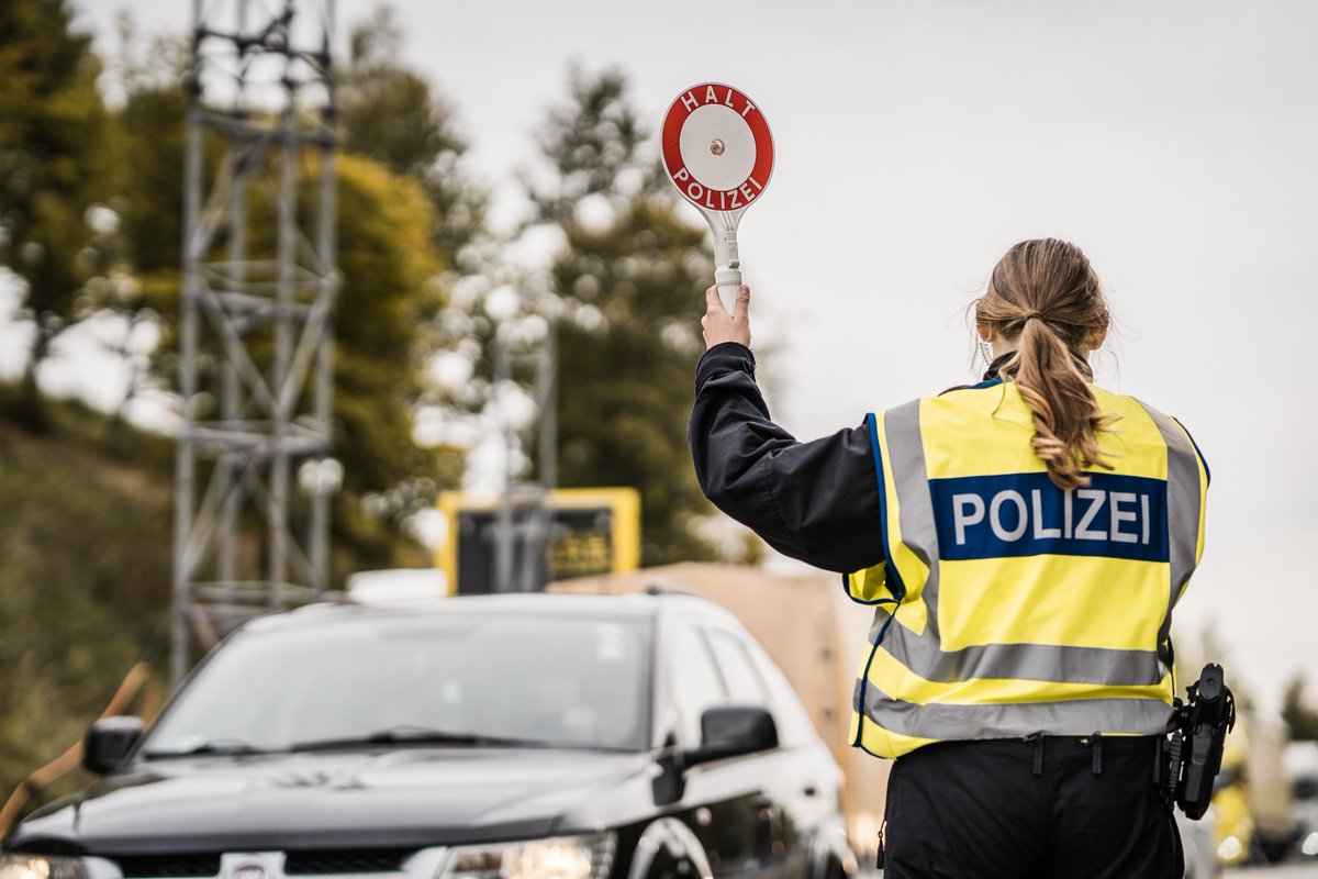 bpol_by's tweet photo. Fünf Verstöße: Am Übergang #Mittenwald-#Scharnitz hat die #Bundespolizei #Garmisch einen mutmaßlichen Schleuser gefasst. Der türkische Pkw-Fahrer hatte - wie seine zwei Landsleute - keine Einreisepapiere, dafür einen gefälschten Führerschein. Das Auto war nicht versichert. *RO https://t.co/F9Xw1LTxXG