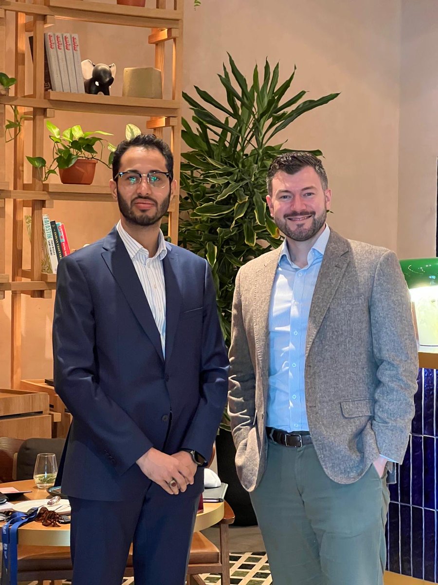 رغم أنني كنت أبدو اليوم كأستاذ تاريخ، إلا أنني كنت الطالب مع <a href="/IbrahimJalalYE/">Ibrahim Jalal | إبراهيم جلال</a> . ناقشنا سبل حل بعض المعضلات السياسية في اليمن، وأنا ممتن لنصائحه. كما تحدثنا عن تهريب المخدرات وما يمكن فعله لوقف من يأتون من خارج اليمن للانخراط في هذا العمل الحرام.