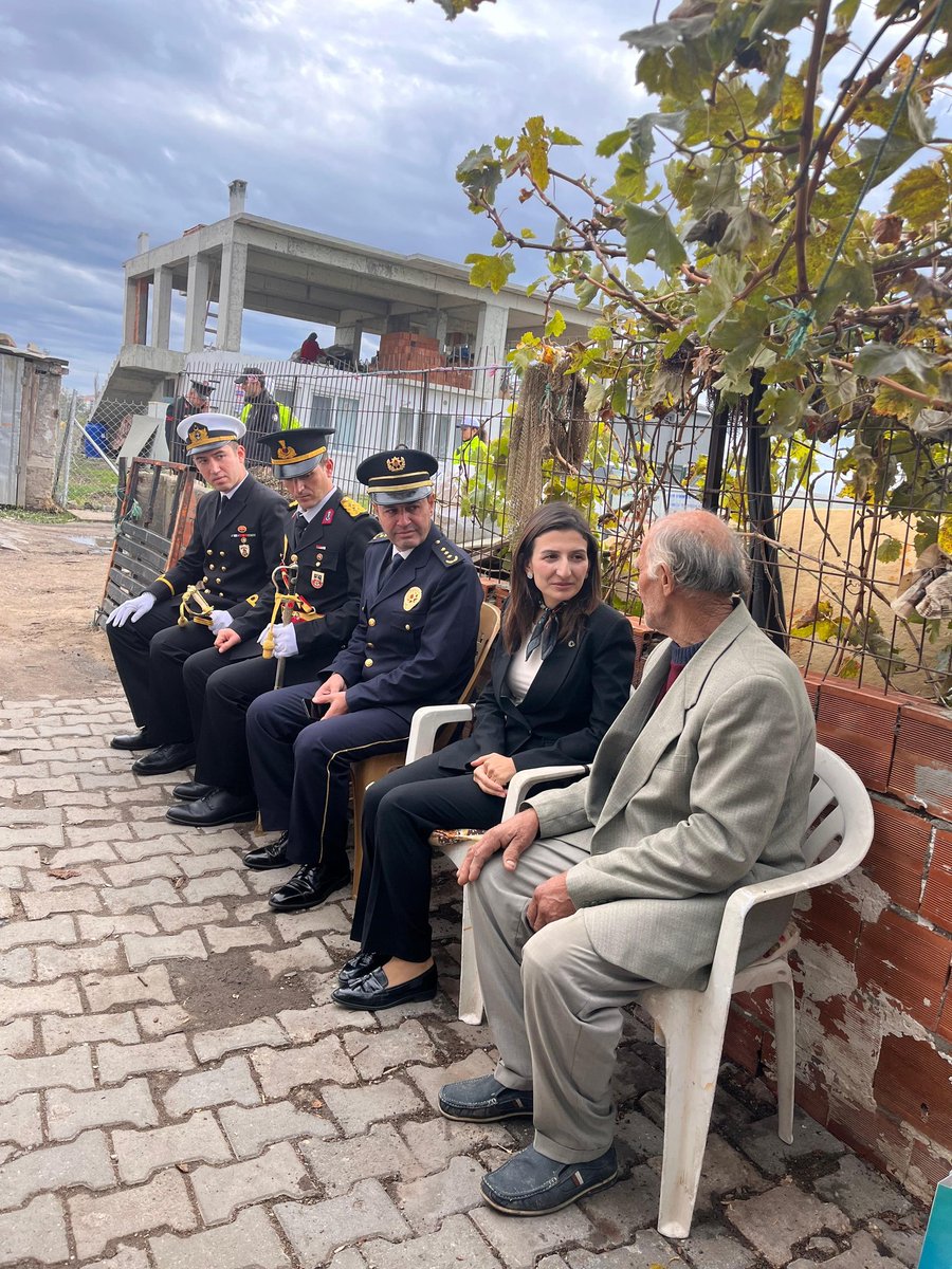 Kaymakamımız Sayın Merve AYIK, İlçe Jandarma Komutanı Musa ERSÖZ, İlçe Emniyet Müdürü Süleyman TIRAK, S.Y.DV Müdürü Zineti Özlem ESENGİN ve beraberindekiler ile birlikte gazi ailelerimizi ziyaret etti.