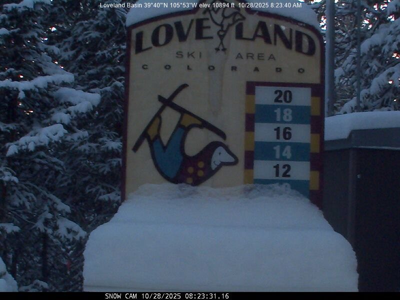 Well done <a href="/LovelandSkiArea/">Loveland Ski Area</a>! 10” of fresh snow overnight. 

That’ll help them open up soon!

#COwx