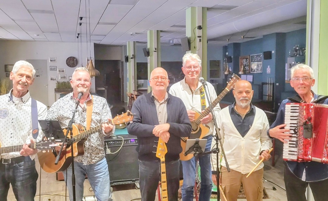 youtu.be/9OZZ6vgkGHs?si…
Afgelopen zondag gingen de beentjes van de vloer in Soos Blauwhuis. De Schiedamse band de Vaste Mannen maakten er een feest van. JW TV ging langs.