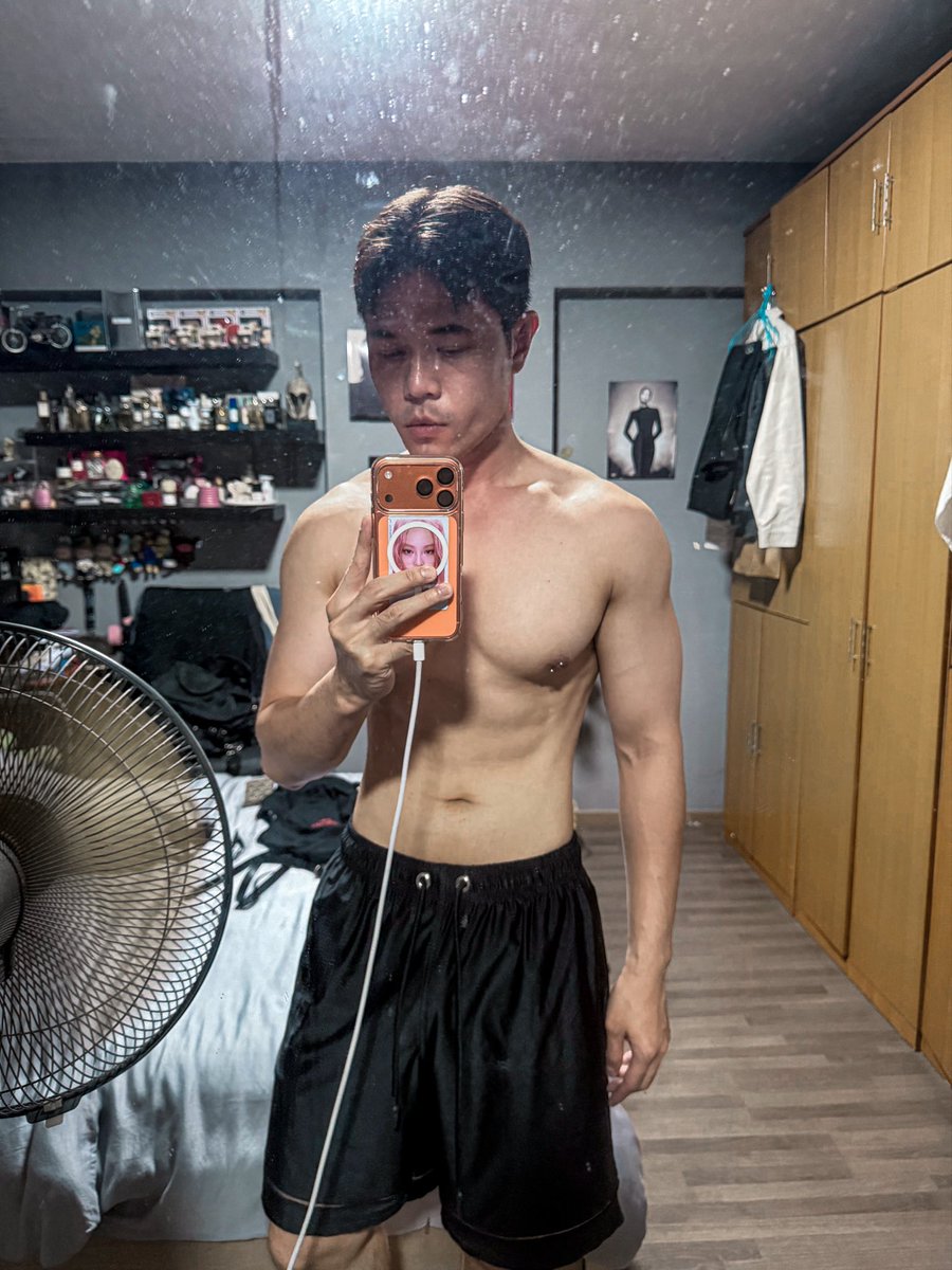 Okay cum to the mirror real quick 🏃