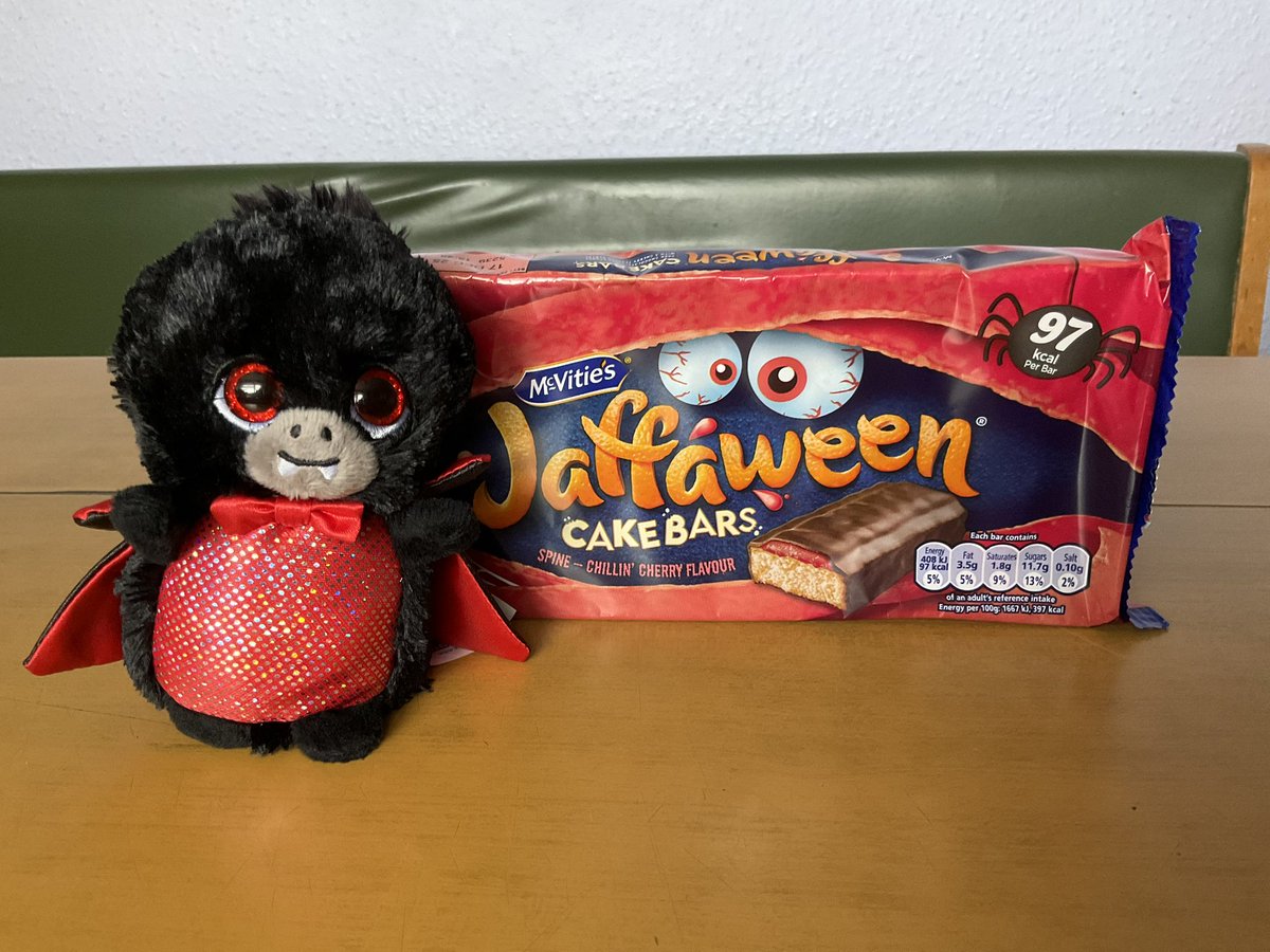 SJW2271's tweet image. Rilla is sharing Jaffaween Cake Bars! #MiniMotsu #plushiesoftwitter