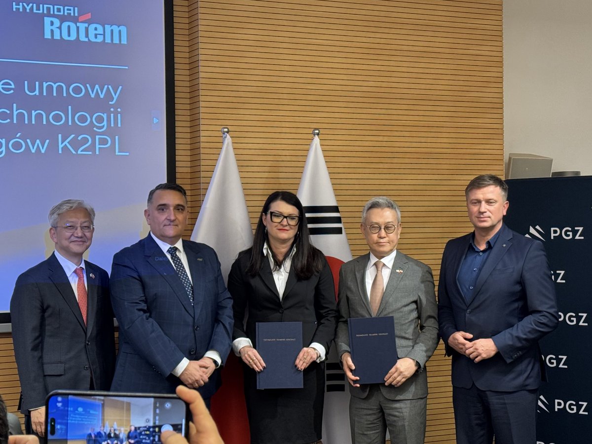 arekprotas's tweet photo. Umowa ⁦na transfer technologii do produkcji czołgów #K2PL pomiędzy Zakładami Mechanicznymi „BUMAR-ŁABĘDY” oraz Hyundai Rotem Company - podpisana! 🇵🇱🤝🇰🇷 ⁦@PGZ_pl⁩ https://t.co/QSZbKaljQt
