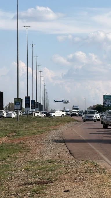 Am_Blujay's tweet photo. 🚨 Shootout on R55 – Centurion 🚨

A shootout occurred on the R55 near Raslouw, Centurion, between truck hijackers and private security officers.

Seven suspects were arrested, with two wounded during the exchange of gunfire. Law enforcement remains on scene as investigations continue.