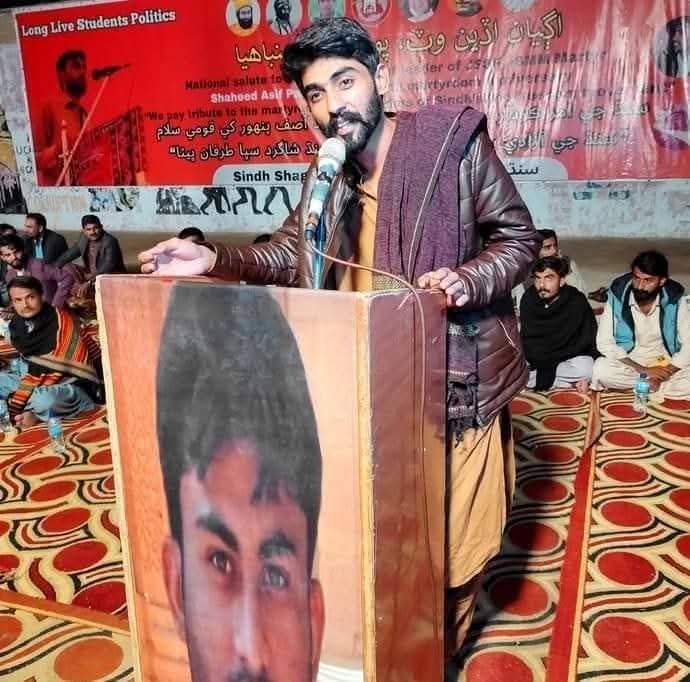 اسپتال مان مجبور پيءُ کي ان جي ٻارن، وني ۽ ڀيڻ سامھون تذليل و تشدد ڪري کنڀيو ٿا ۽ پوءِ وري پڇو ٿا ته ماڻھو باغي ڇا لاءِ ٿا ٿين..!

#ReleaseGhaniAman