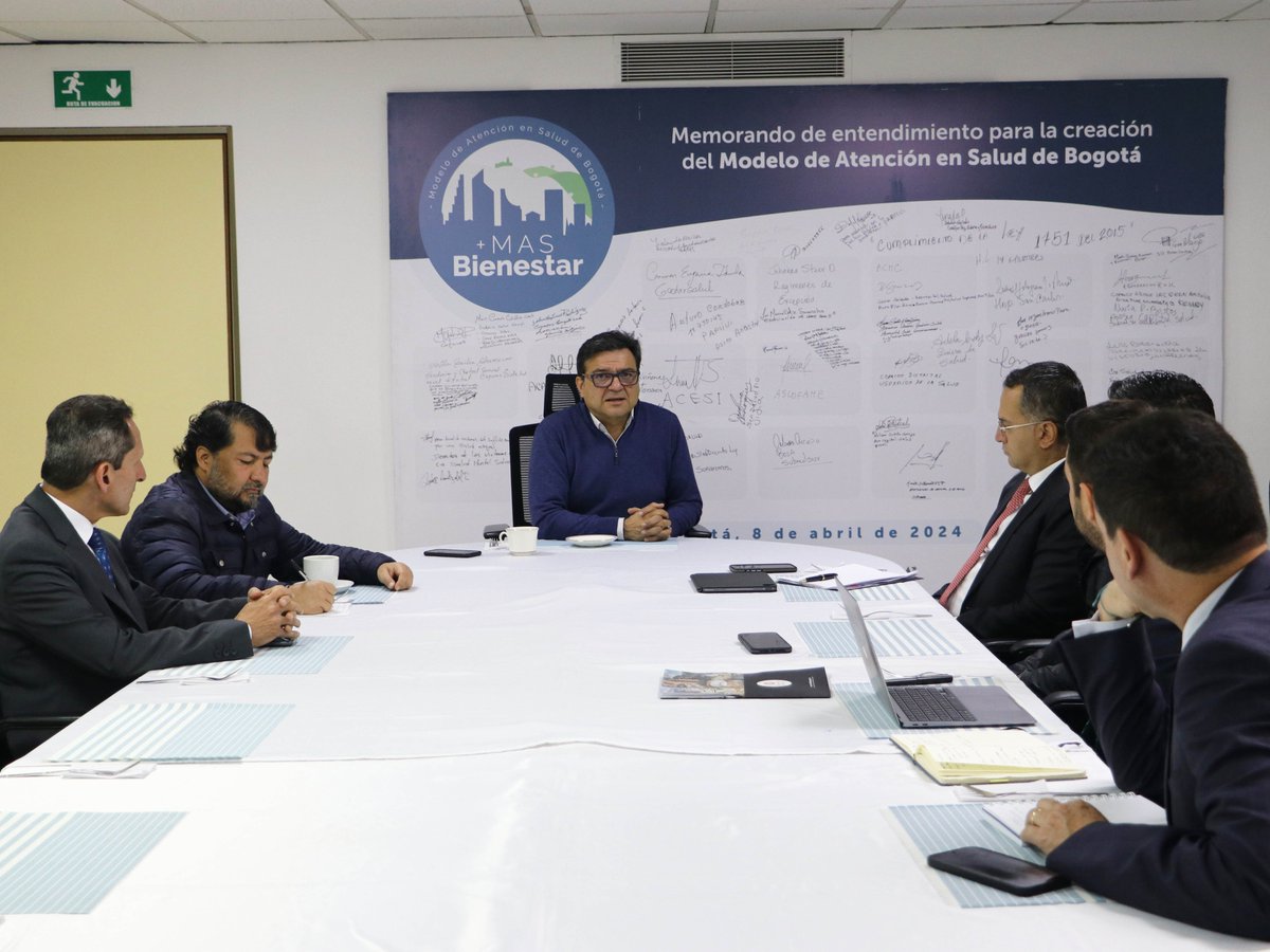 Nuestro Contralor, Julian Mauricio Ruiz, junto con delegados de la <a href="/personeriabta/">Personería de Bogotá</a>, escuchó del Secretario de Salud, <a href="/Gerson_bermont/">Gerson Bermont</a>, los pormenores de un 'Plan de Fortalecimiento' que se implementará sobre las cuatro subredes de Salud (Norte, Sur, Suroccidente y Centroriente)