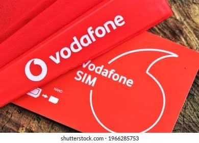 KHURAPATT's tweet image. 📱 वार्षिक राजस्व (FY25):
•भारती एयरटेल: ₹1.74 लाख करोड़
•रिलायंस जियो: ₹1.28 लाख करोड़
•वोडाफोन-आइडिया: ₹43,500 करोड़

📆 2016 से 2025 तक:
•एयरटेल: ₹1.6–1.7 लाख करोड़ → ₹1.74 लाख करोड़
↳ 9 साल में उतनी ही स्पीड से बढ़ी, जितनी 3G चलती थी
•जियो: ₹2,000 करोड़ → ₹1.28…