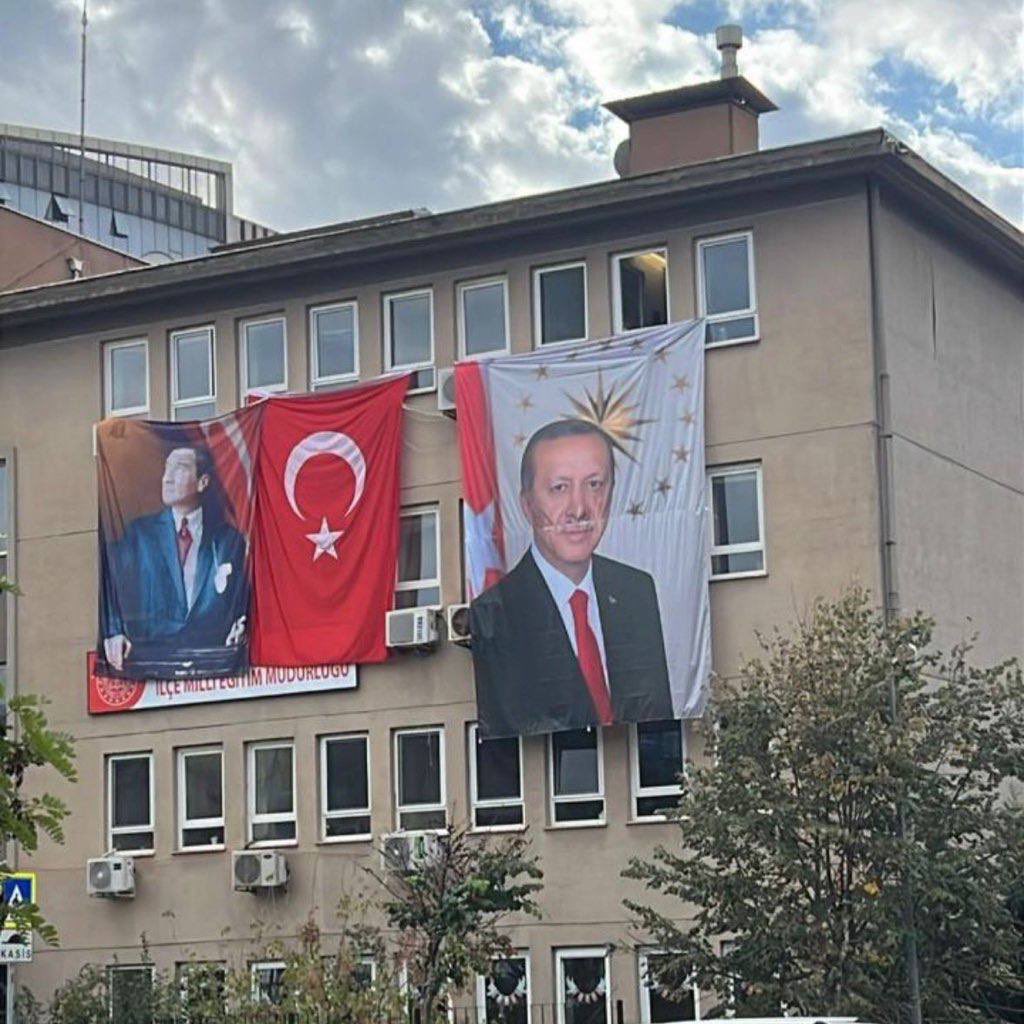 İstanbul Ataşehir İlçe Milli Eğitim Müdürlüğü'nde, Cumhuriyet Bayramı için Atatürk portresi ve Türk bayrağının yanına dev Erdoğan posteri asıldı.🇹🇷