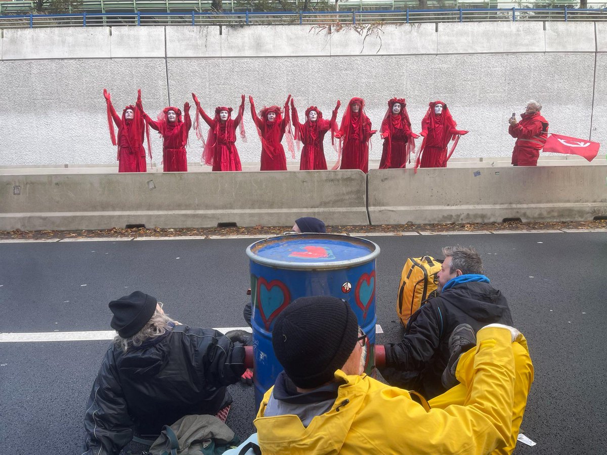 NLRebellion's tweet photo. Voor de 45e keer blokkeerden we de A12 om een einde te eisen aan fossiele subsidies. Er is geen tijd meer te verliezen, de politiek moet haar plicht uitvoeren. [1/4] https://t.co/9zW6Vhe1OP