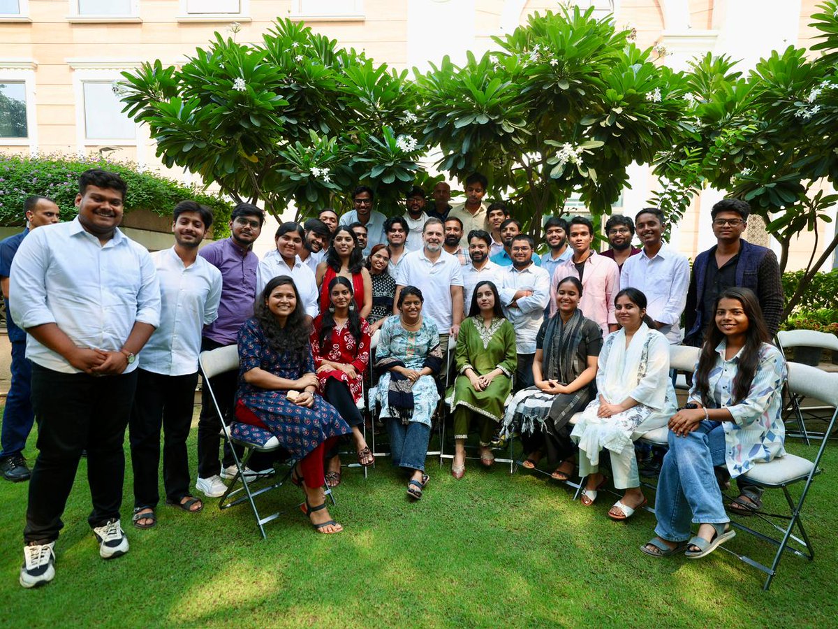 LoP <a href="/RahulGandhi/">Rahul Gandhi</a> जी ने बिहार के युवाओं से मुलाकात कर सुना उनके संघर्ष, उनके सपने और उनकी उम्मीदें।

इन उम्मीदों को तोड़ा है BJP-JDU की नाकारा सरकार ने, जिसने बिहार को बेरोज़गारी और बदहाली की राह पर धकेल दिया।

अब समय है नए बिहार का,
जहां रोजगार, शिक्षा और सम्मान होगा सबका अधिकार।