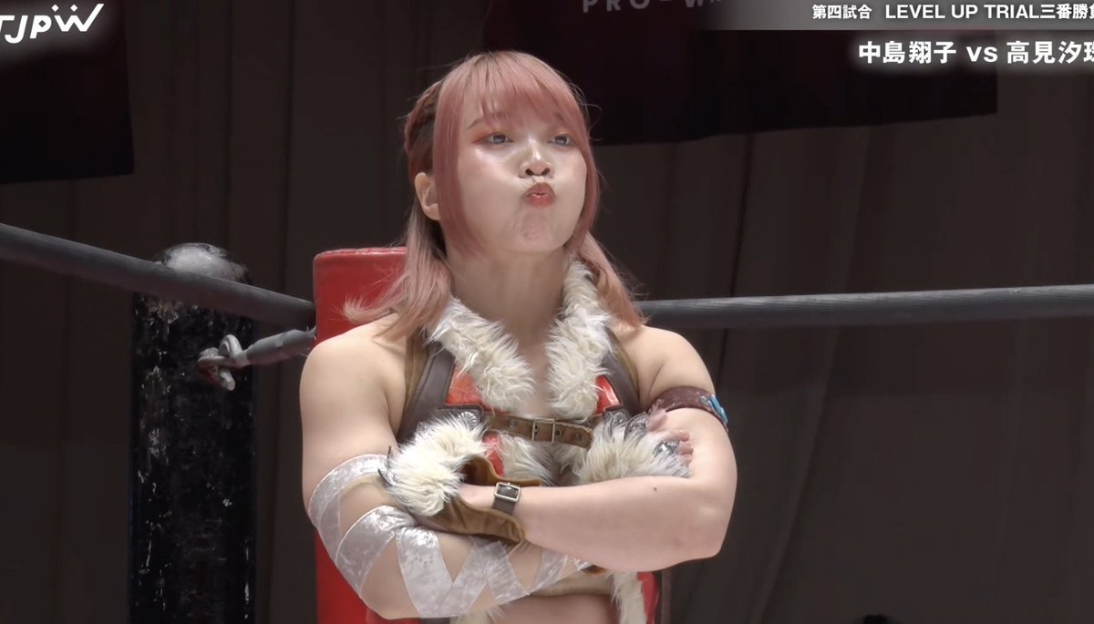 I'm torn between going to bed or staying awake until Oyasumiu begins.