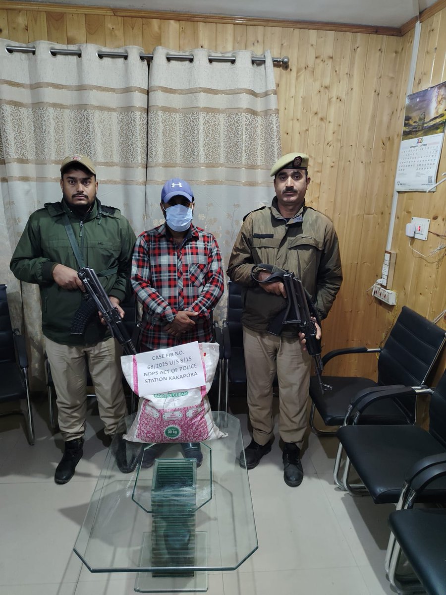 ssppul's tweet image. #Pulwama Police foiled a drug smuggling bid at Kisrigam; seized 2.150 kgs of poppy straw. Accused arrested &amp;amp; FIR No. 68/2025 registered under NDPS Act at PS Kakapora.

Pulwama Police is committed to a drug-free district.

#DrugFreePulwama #NDPSAct
@JmuKmrPolice @KashmirPolice