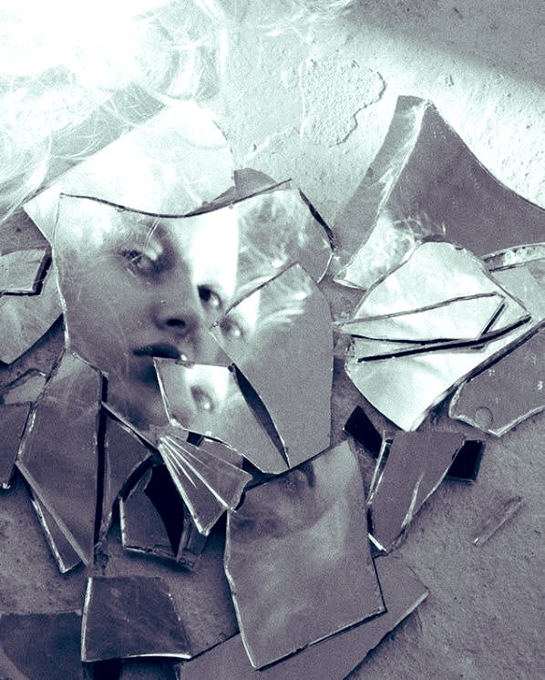 من و دنيا
همدیگر را رنگ می كنيم، 
من با مداد سياه،
دنيا با مداد سفيد ...
من ...
روزهاى اونو ! ...
اون ...
موهاى منو ! ...

✍🏼شاملو