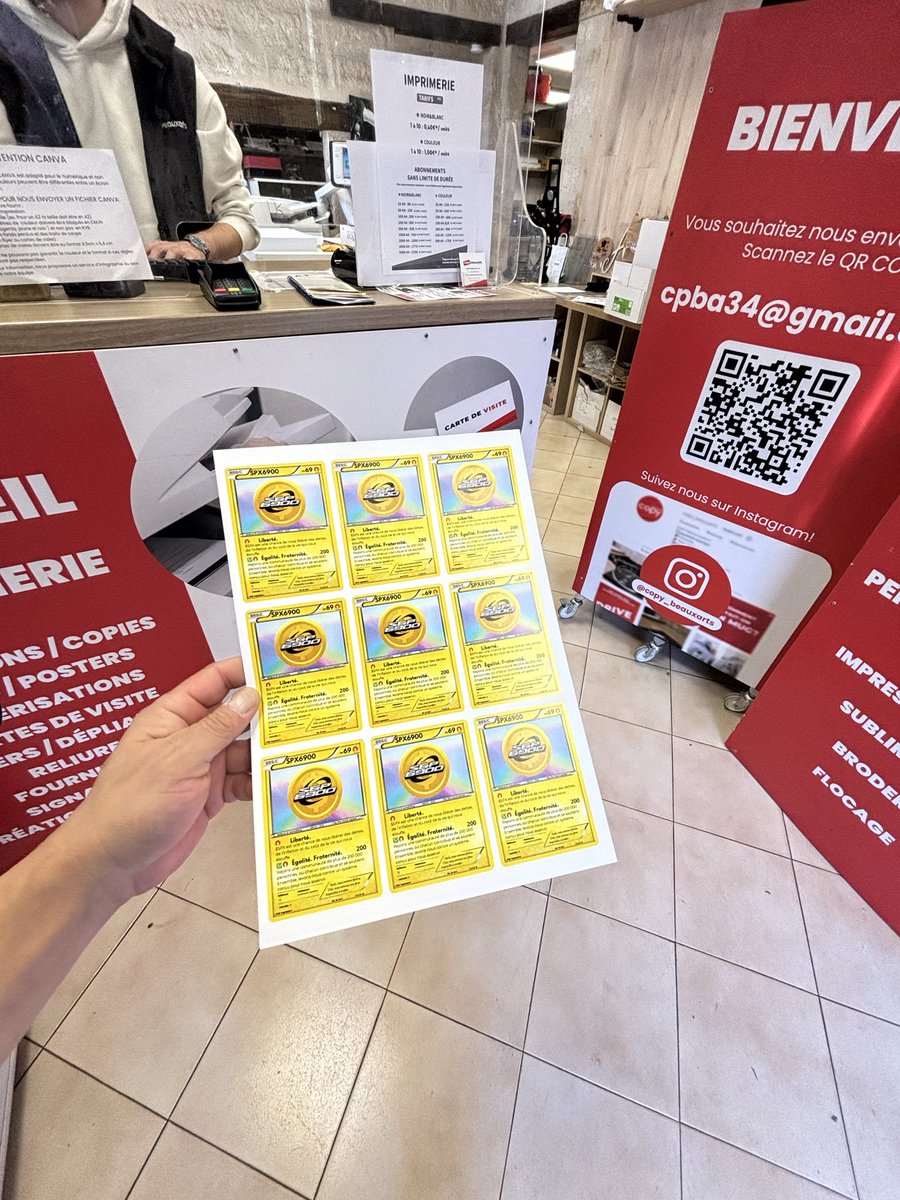 aeon1414's tweet photo. Just launched my Pokémon-style SPX6900 gift-card process 🇫🇷

Big thanks again to J. Vess for the amazing design 🙏

I went to my local print shop today. I preferred having direct contact even if it’s a bit more expensive. The two young guys who handled the printing and precise cutting (which saved me a lot of time) are now officially Aeons 🪽They were amazed by the « Pokémon card like initiative »

I created wallets for them and sent a few $SPX as a welcome gift 🎁 

One of them is a graphic designer and already offered to help. I’ll probably be able to create a French presentation leaflet for SPX6900 soon 👀

Next step: generating QR codes for the back of the cards, then printing and sticking them. The sleeves are already on the way and should arrive tomorrow.