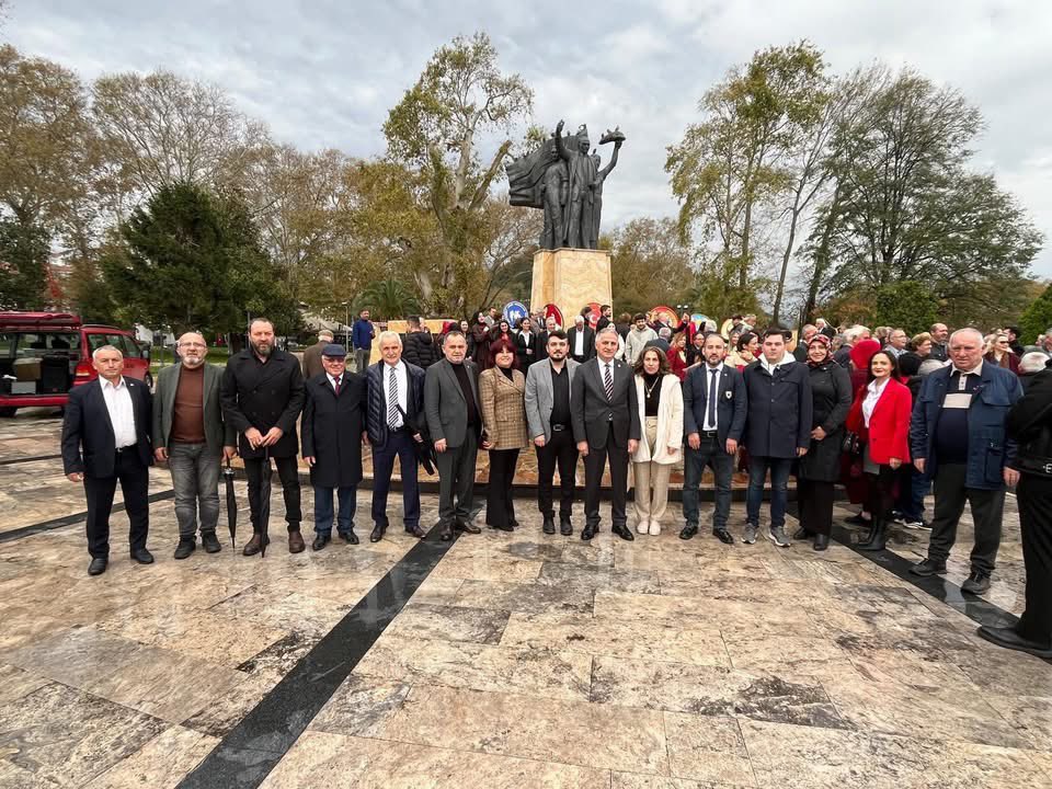 Teşkilat mensuplarımız, belediye ve il genel meclis üyelerimiz, İlçe protokolümüz ile birlikte 29 Ekim Cumhuriyet Bayramı dolayısıyla Atatürk Anıtı Önü’nde düzenlenen Çelenk Sunma Töreni’ne katıldık.

📍Kdz. Ereğli