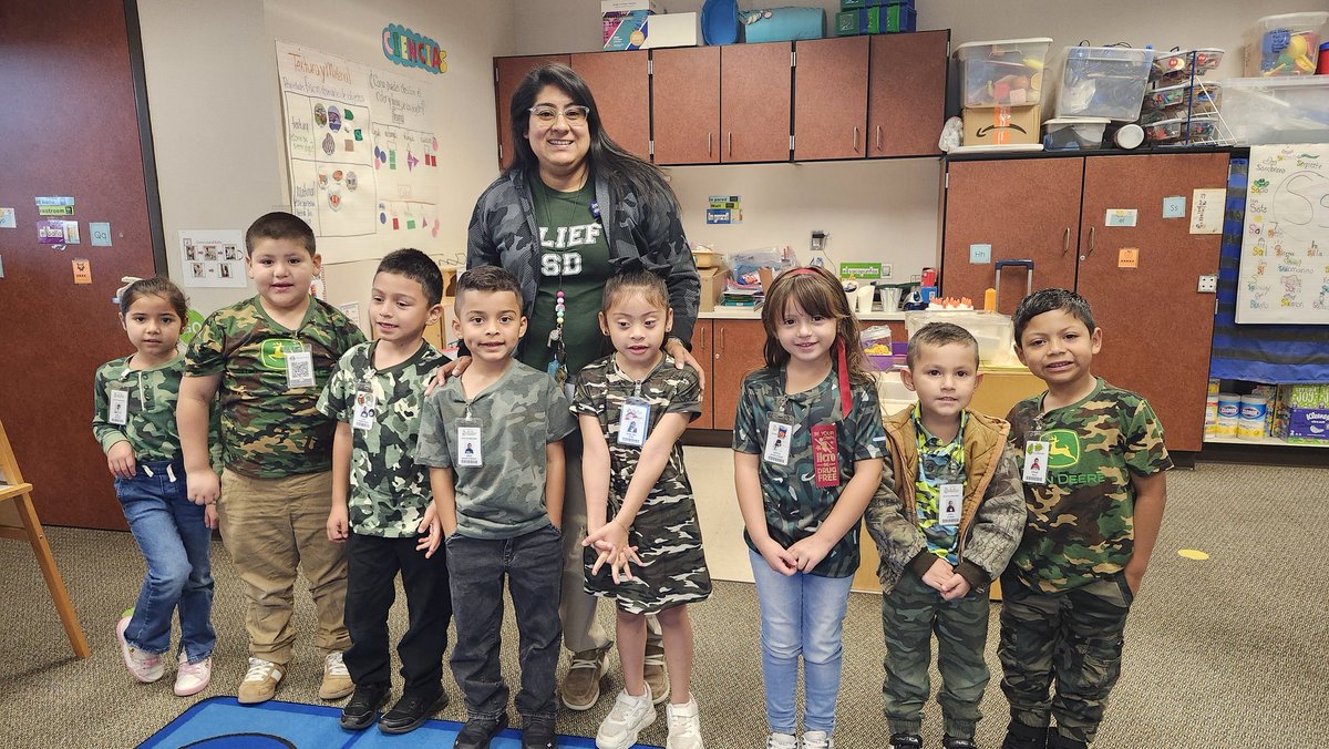Red ribbon week: wear camouflage clothing. War on drugs! <a href="/HicksTigers/">Hicks Elementary</a> 
Semana de liston rojo: vestir ropa de camuflaje. Guerra contra las drogas!