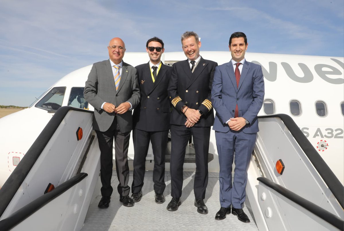 aena's tweet photo. El #Aeropuerto de #Valladolid recupera la ruta a Barcelona de la mano de @vueling. 

· La ruta Valladolid-Barcelona tendrá tres frecuencias semanales, los martes, jueves y sábados

· El restablecimiento de esta ruta es un ejemplo de la intensa labor de Aena en marketing aeroportuario y la colaboración con las administraciones

· El Aeropuerto de Valladolid contará con otras dos conexiones regulares a Gran Canaria y Tenerife Norte, operadas por @BinterCanarias.

ℹ️ Más información: https://t.co/UglnrcTIJ3

#AeropuertosAena
