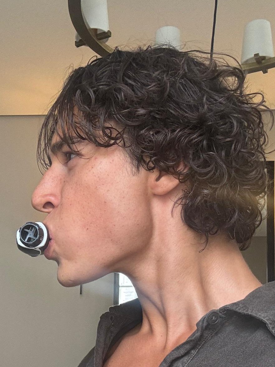 OscarPatel's tweet photo. I eliminated the skin under my jaw - completely naturally.

And you can too.

Its not a matter of bad genetics or a double chin...

But underdeveloped facial muscles.

Here are some of the exercises that helped me:
-Advanced Chin Tucks
-Tongue Extensions
-Mental Protuberance Resistance

So why does it work?

While you can't physically raise the hyoid bone (the bone under your chin)...

It is supported by a musculature sling which means you can shift the muscles that support the bone.

Which eliminates the skin under your jaw (hyoid skin)

You can train the muscles in your face - just like how you train your body in the gym.