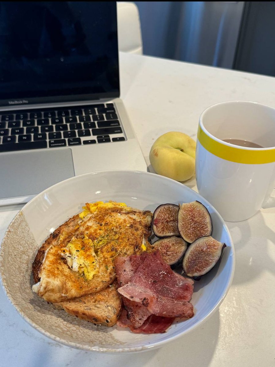 For breakfast, I switched to Trader Joe's multigrain bread, which is very fragrant when pan-fried and has less oil than the butter version, feeling healthier! Added an egg and Trader Joe's bacon, paired with figs to cut the richness. (This bacon is quite tasty; I like it crispy