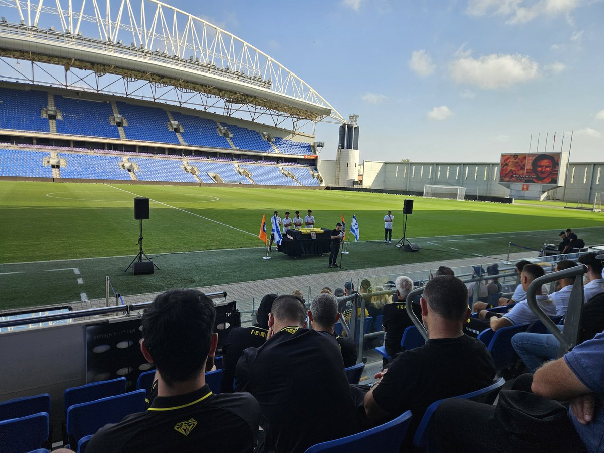 שרגא בר ז"ל
מאבני היסוד שבנו את המועדון שכולנו אוהבים.
כל הכבוד למועדון שידע לכבד את אחד מגדולי שחקניו בכל הזמנים ואת משפחתו. אירוע שמכבד ובעיקר מוסיף כבוד. כך מצופה ממועדון גדול להיפרד מאגדת מועדון. 
יהי זכרו ברוך.