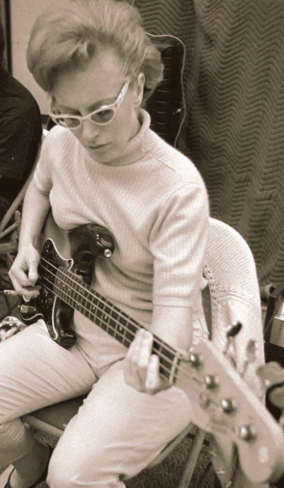 Legendary US musician Carol Kaye played on 10,000 famous recording, including Beach Boys' hits, La Bamba, Mission Impossible Theme etc etc and was one of the most in-demand session players of the 1960s #womensart