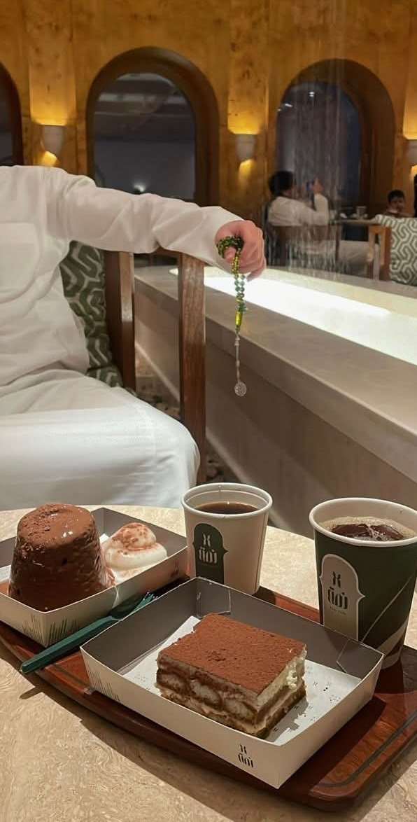 مايشبهِ لْها شبيه بْفارعات القوام
واكثر عباره تليق بْها ( اسفرت وانورت )

ماقول مرّت على صدري مرور الكرام
ألاّ تشجّر غلاها بالصّدر وازهرت

واخْذَت من الحب مايملا كفوف الغرام
ومْن الاحاسيس غيمه بالشّعور امطرت
#الدانه_للرتويت
#نجوم_الليل_للدعم
#اسطول_زعماء_تويتر