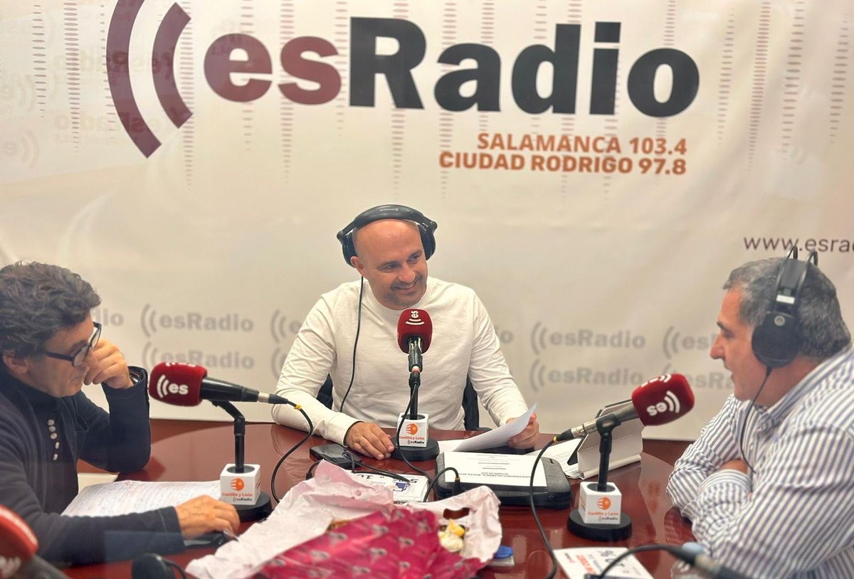🎙️ ¡Nuestro entrenador Carlos en los micrófonos de <a href="/esradioSal/">EsradioSalamanca</a> !

Hoy ha participado en el programa para hablar sobre la actualidad del equipo, el trabajo que se está haciendo esta temporada y las metas que tenemos por delante 💪⚽

#navega🔴⚪️