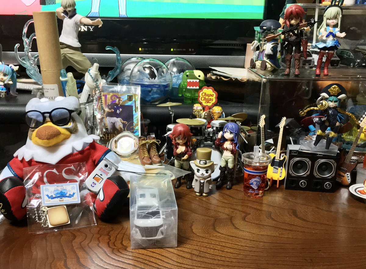 点検来たので借り暮らしの作業台とテレビ台周り。北海道旅行でドーレくんマスコットGETサイズも良いしお散歩のお供。