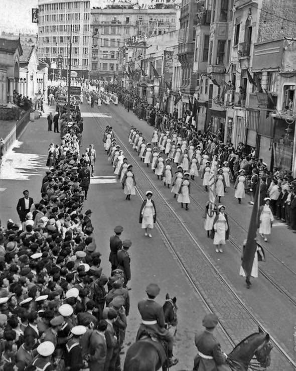 sibelsengul_'s tweet photo. İstiklal Caddesi 
Cumhuriyet Bayramı kutlamaları / 1930
Ahh eski günler 😔
Mutlu akşamlar güzel insanlar 💫💫 https://t.co/fyO3R6VdJC