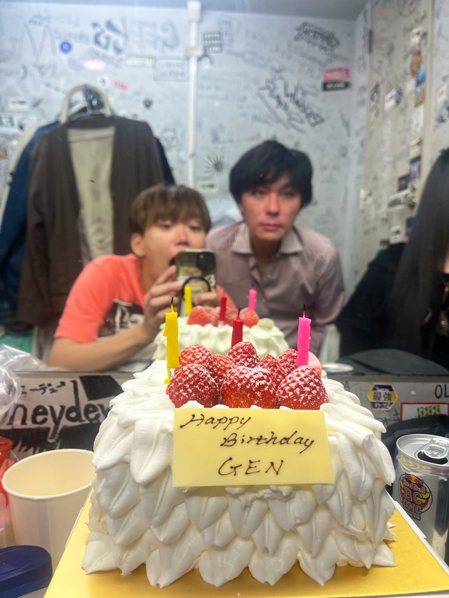 04GENLS's tweet image. 本日無事に歳をとることができました。回りの人に恵まれ助けられ今の自分があります。皆さんいつもたくさんの愛をありがとうございます。相変わらず音楽が大好きで飽きる気配がありません。今年はメンバーはもちろんですが、友達や後輩先輩、仲間とたくさん鳴らして作って遊びます。みんなありがとう。