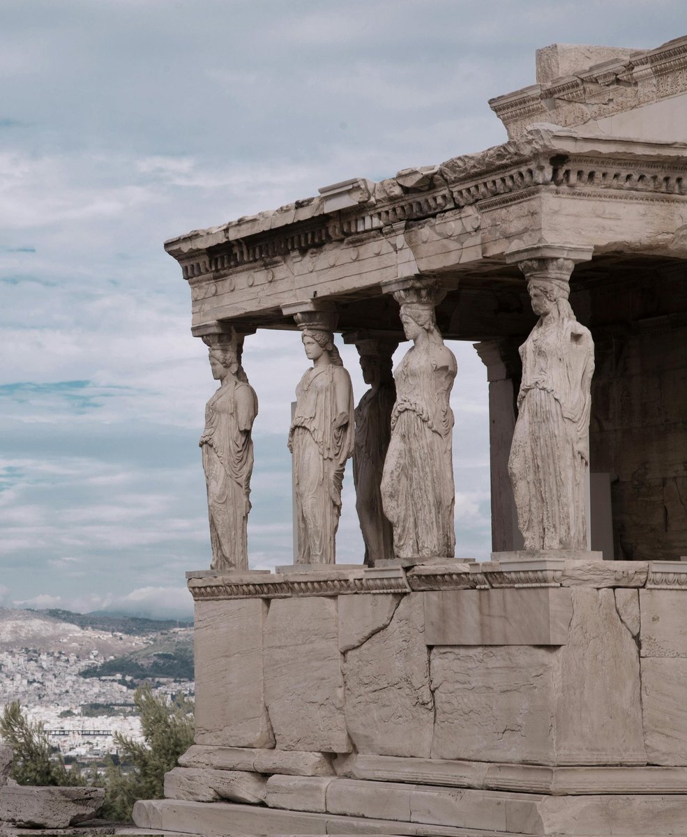 Anshul_arya167's tweet image. यह छवि एथेंस, ग्रीस में एक्रोपोलिस पर स्थित इरेचथियन मंदिर के पोर्च ऑफ द मेडेंस की है. इस पोर्च में स्तंभों के रूप में महिला आकृतियां हैं, जिन्हें कैरियेटिड्स (Caryatids) कहा जाता है. 
स्थान: यह प्राचीन संरचना एथेंस के एक्रोपोलिस में पार्थेनन के पास स्थित है.
#caryatids
#History