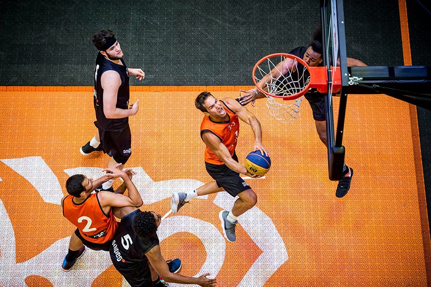 🏀 3x3 basketbal groeit snel en wij bewegen mee!

Onze modulaire sportvloeren perfect voor 3x3 basketbal: uitstekende grip, snel te leggen &amp; geschikt voor indoor/outdoor!

Nu ook van 50% gerecycled kunstgras! In samenwerking met <a href="/GreenMatterBV/">GreenMatter</a>.

#3x3Basketbal | #UrbanSports