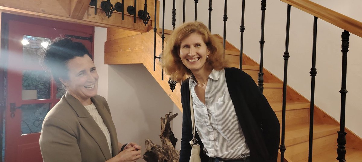 Primeiro encontro de familias do curso 2025/2026
O pasado martes 21 de outubro celebramos a nosa primeira reunión trimestral de familias. Foi unha tarde moi especial, na que puidemos compartir un intre distendido e agradable conversando con nais, pais e titores