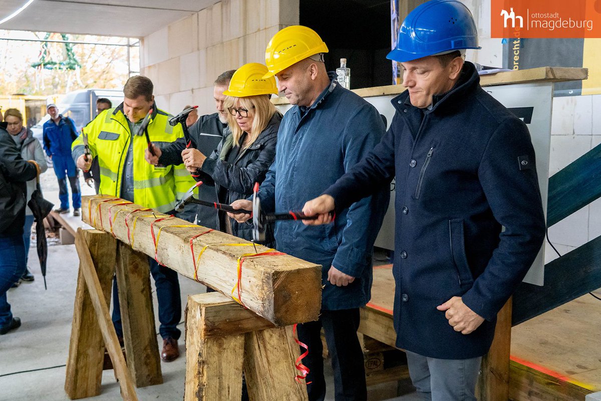 Ein wichtiger Schritt für den #Kinderschutz! 💛 Heute wurde Richtfest für das neue #Kinderschutzzentrum in Stadtfeld gefeiert. Hier entsteht bis 2027 ein geschützter Ort für Kinder &amp; Jugendliche in schwierigen Lebenssituationen.

📷LH MD, Romy Buhr
👉magdeburg.de/RichtfestKinde…