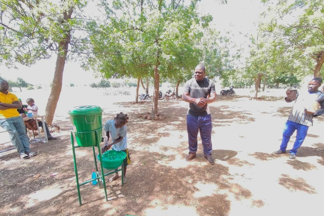 OngAsmade's tweet photo. Le 22 octobre 2025, l’ONG ASMADE a célébré en différé la #JMLM à l’école de Oualguirga (Kordié). Élèves et enseignants ont été sensibilisés sur l’importance du lavage des mains au savon pour préserver la santé de tous.
#HygièneScolaire #SantéPourTous #UNICEF https://t.co/NekeeqMMiW