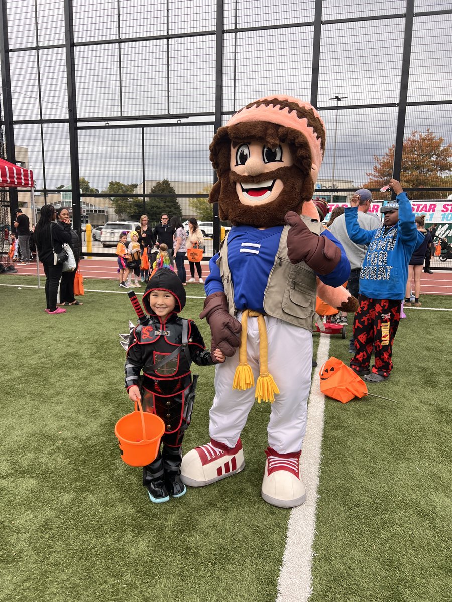 Smokie Joe had a great time at the Trick of Treat Trail on Sunday! Thank you DICK'S House of Sport and Star 102.1 for having us! 🎃👻