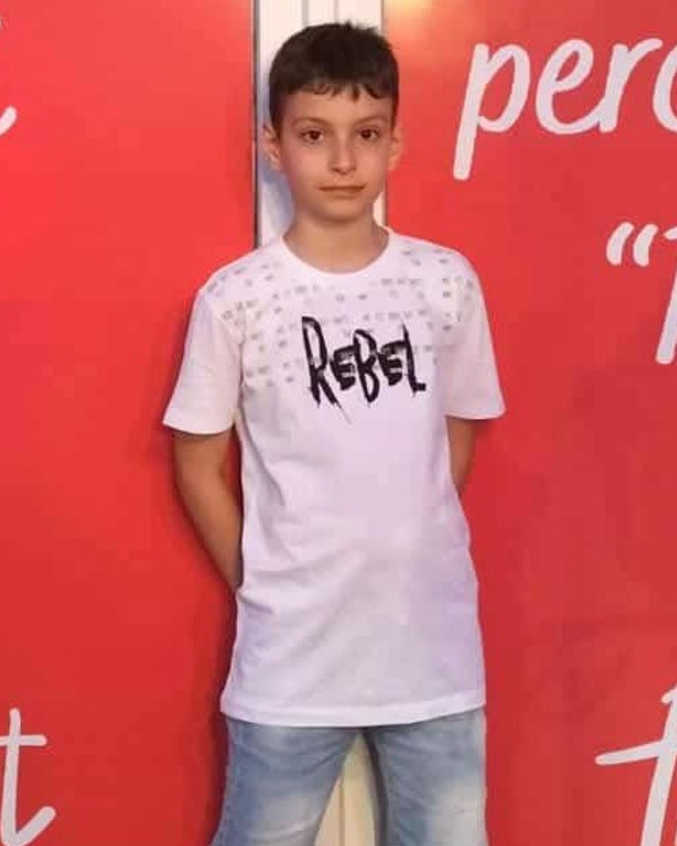 davidefaraone's tweet photo. Saverio ha undici anni, è un bambino con autismo e a settembre ha iniziato la prima media in un istituto della provincia di Napoli. I primi giorni erano stati un piccolo miracolo: entusiasmo, serenità, voglia di imparare. Il merito anche di un professore di sostegno capace e stabile, con cui Saverio aveva trovato fiducia ed equilibrio.

Poi, all’improvviso, tutto è crollato. Il 13 ottobre la famiglia scopre, per caso, durante le lezioni, che quel docente è stato trasferito d’ufficio. Nessuna comunicazione, nessuna preparazione, nessun rispetto delle procedure previste. Da quel momento Saverio si ritrova con tre insegnanti di sostegno diversi in pochi giorni, uno dei quali in congedo. Le assenze, le sostituzioni continue e l’assenza di punti di riferimento mandano in frantumi la stabilità conquistata.

Il 21 ottobre, disorientato e in crisi, Saverio reagisce con un comportamento aggressivo mai avuto prima. La scuola convoca un GLO — il gruppo che dovrebbe pianificare il suo percorso educativo — ma alla riunione si presentano solo i genitori e un docente. Tutti gli altri membri previsti dalla legge assenti.

Nei giorni successivi arrivano i segnali più dolorosi: regressione, ansia, perdita di fiducia. Un bambino che aveva imparato a credere nella scuola ora ne ha paura. Anche i compagni, spaventati, si allontanano. L’inclusione, che era stata un successo, è svanita. Nessuno ha pensato di attivare un supporto psicologico, né per Saverio né per i suoi compagni.

La famiglia parla di abbandono totale: un Ministero che non risponde, un Ufficio Scolastico Provinciale più attento a difendere le carte che le persone.

La verità è che nel caso di Saverio il sistema ha fallito. L’inclusione non può essere un titolo su un documento o una giornata celebrativa. È una responsabilità quotidiana fatta di continuità, presenza e rispetto.

Oggi Saverio e i suoi genitori, come troppi altri bambini, non chiedono privilegi, ma un diritto elementare: sentirsi parte della scuola, non un problema da spostare. La burocrazia gli ha tolto un punto di riferimento, la scuola il suo rifugio. Ora tocca alle istituzioni restituirgli ciò che gli spetta: dignità, stabilità, futuro.