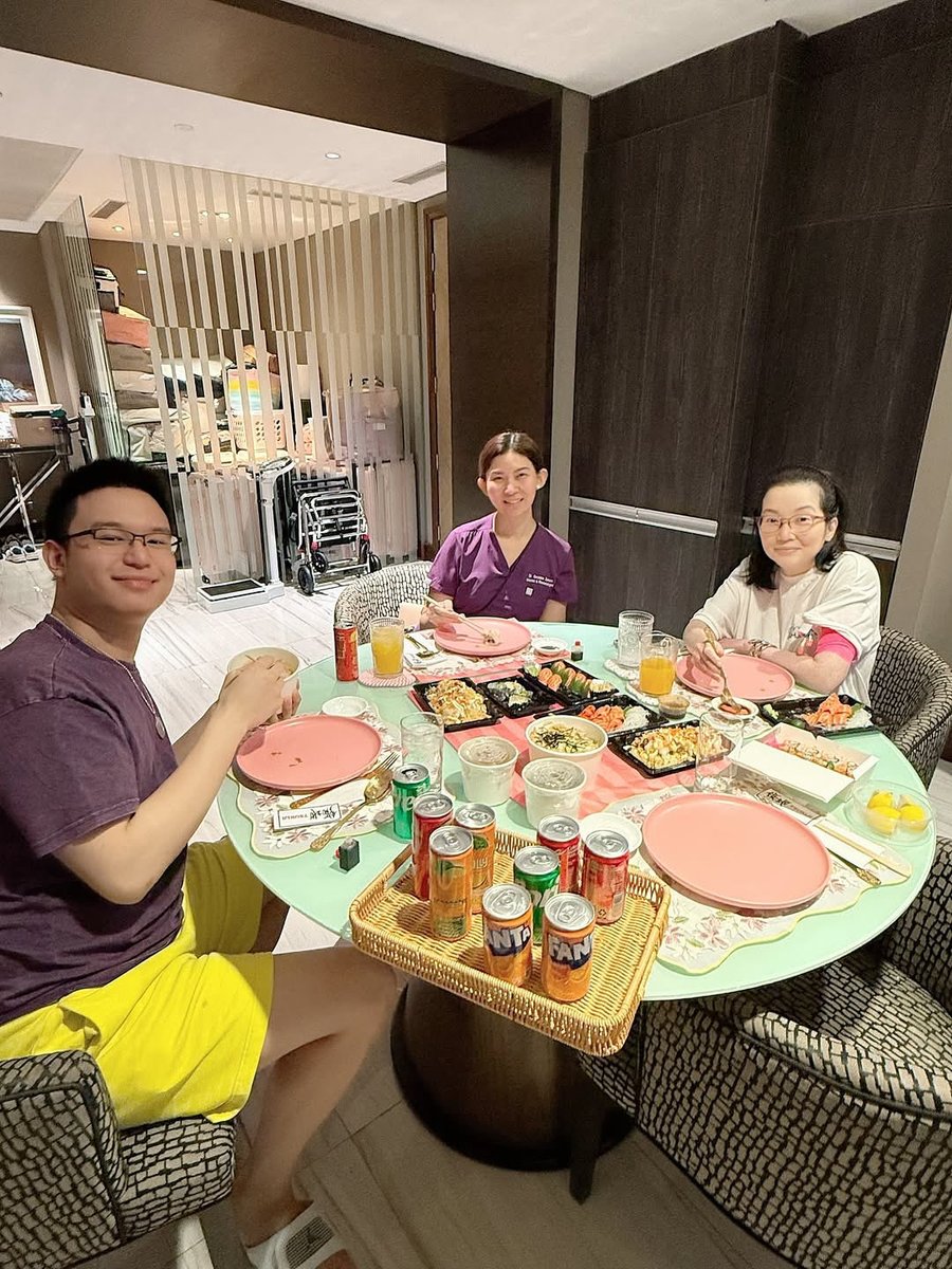 LOOK: Aww, yes! Queen Kris Aquino deserves all the good and healthy food she loves. 🥰 Fresh salmon sashimi for the win! 🍣❤️

In this photo, she’s seen with her son Bimb and Dra. Geraldine. 💛