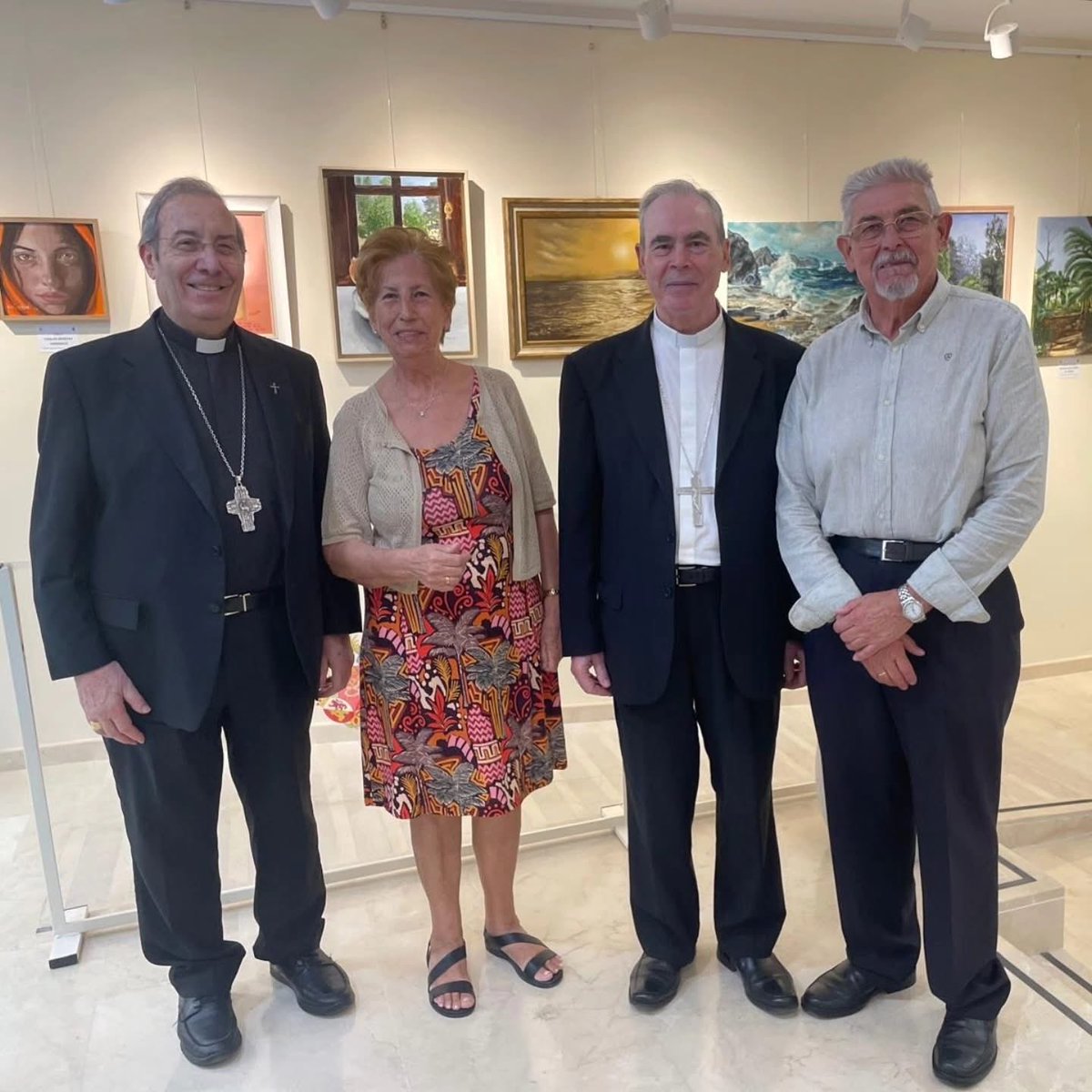 El 23 de octubre Don Francisco Pérez González, arzobispo emérito de Pamplona-Tudela, y el obispo emérito de Málaga, Don Jesús Catalá, conocieron la exposición colectiva del taller de pintura y dibujo de la Escuela Ave María, en  la sala de exposiciones de <a href="/PatronosMalaga/">Patronos de Málaga</a>.